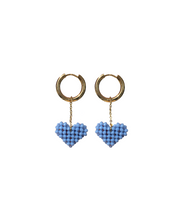 Cargar imagen en el visor de la galería, Aretes de corazón con cadena celeste

